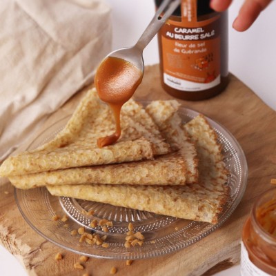 Caramel au beurre salé coulant sur crêpes 